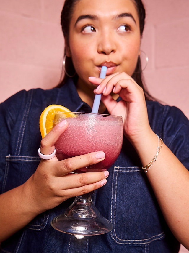 Close up of a person's hand with a Petal Oura Ring 4 Ceramic on their finger